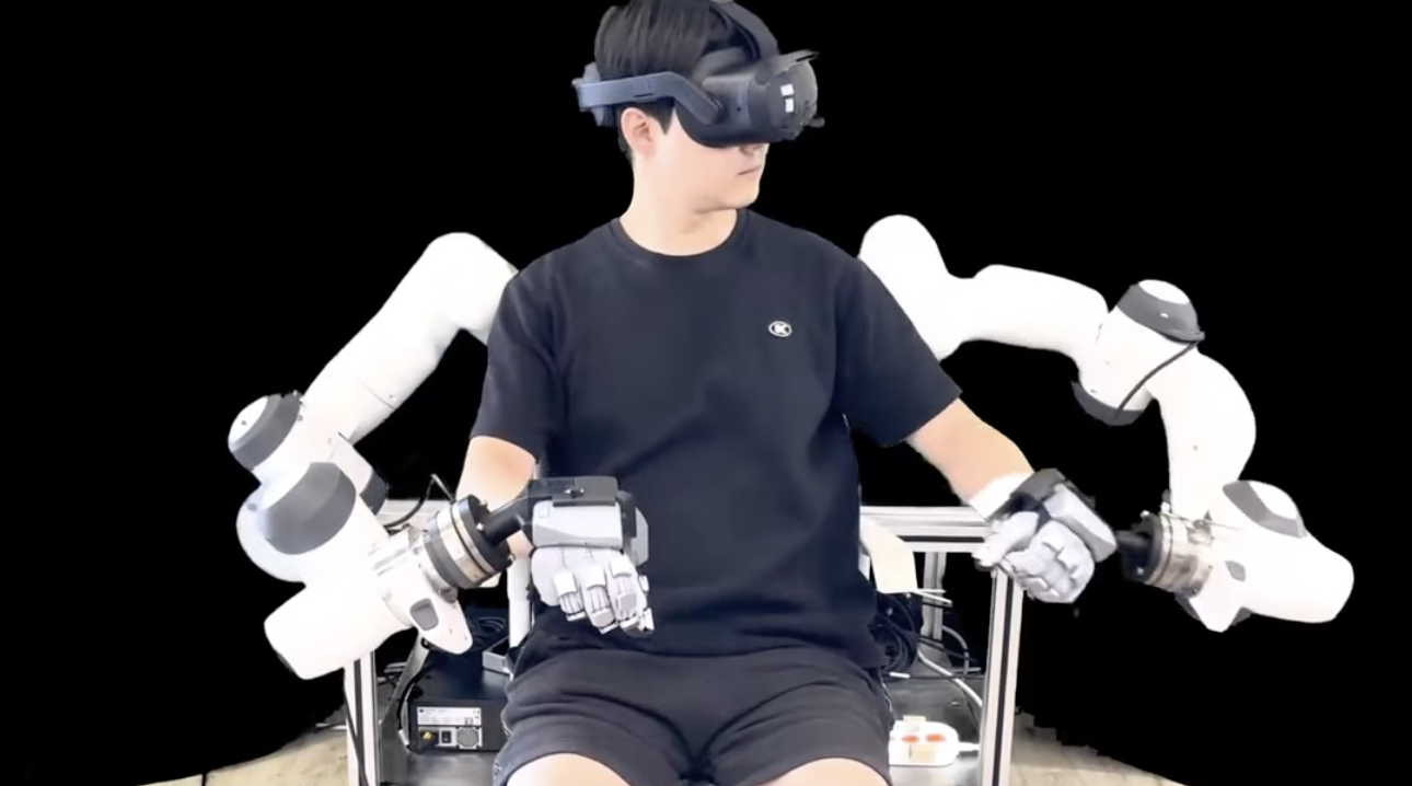 Dream Catcher: an operator wearing a VR headset controls a dual-arm manipulator master.